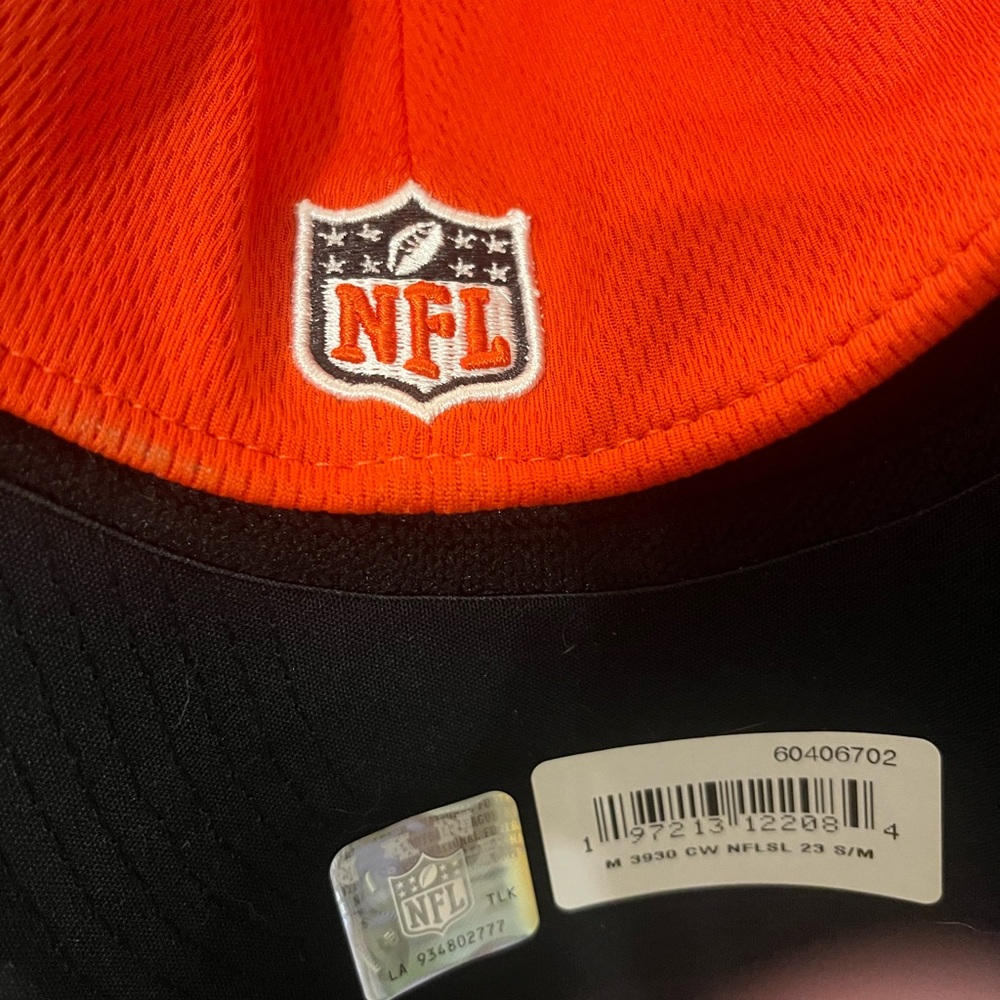 Bengals Sideline 39Thirty stretch Fit small-medium NWT - Picture 3 of 4